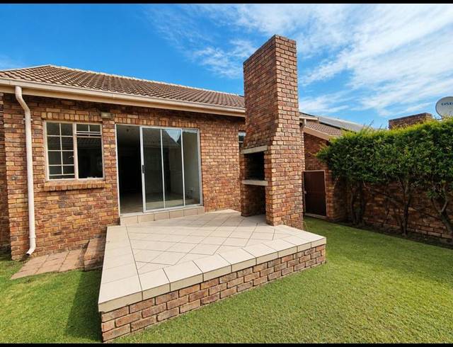2 BEDROOM TOWNHOUSE FOR SALE IN AMBERFIELD